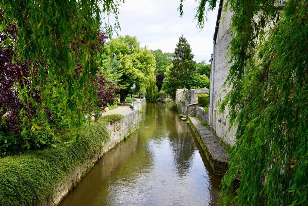Le Bourg Bed and Breakfast Asnieres-en-Bessin Exteriör bild