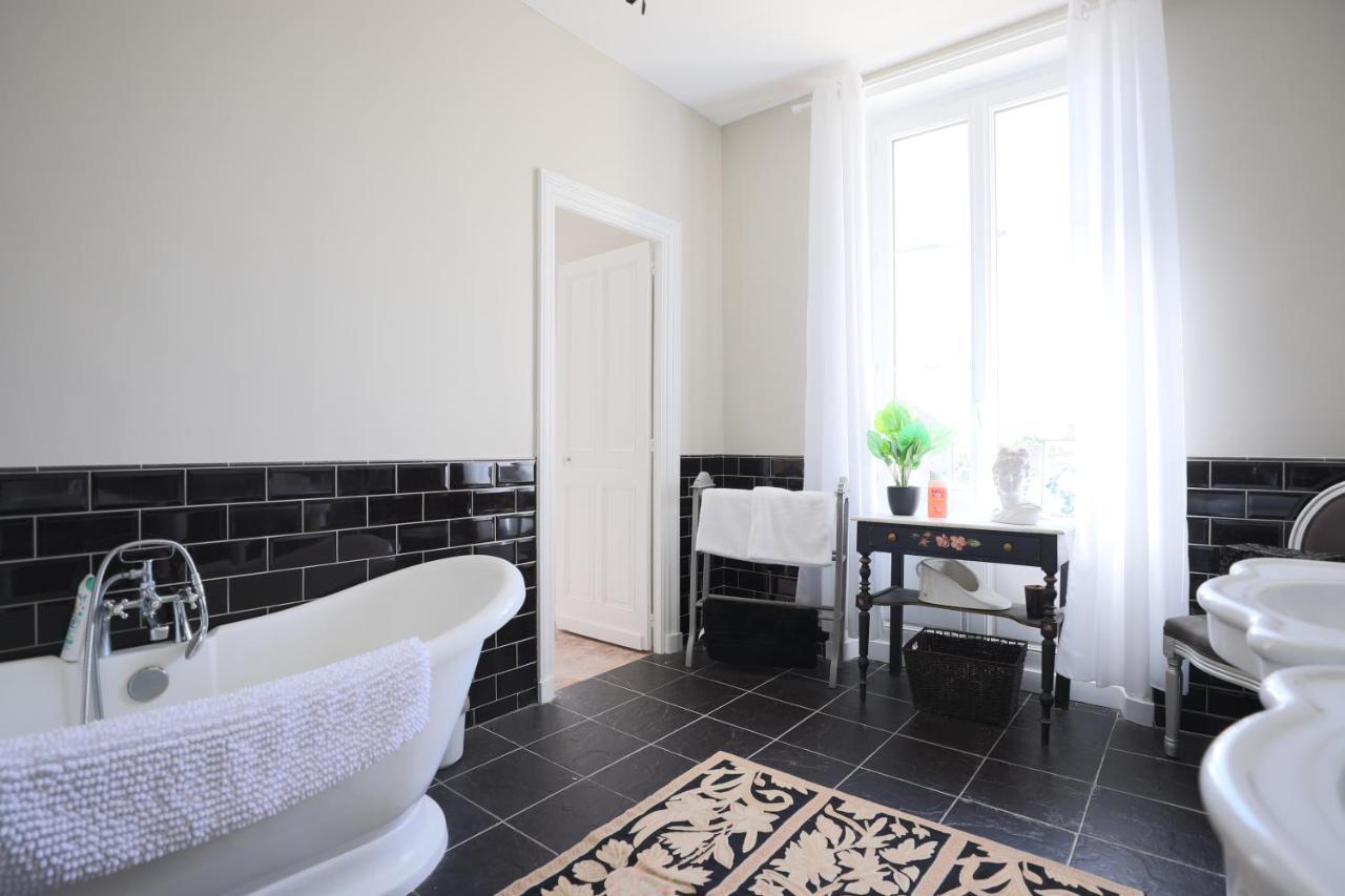 Le Bourg Bed and Breakfast Asnieres-en-Bessin Exteriör bild
